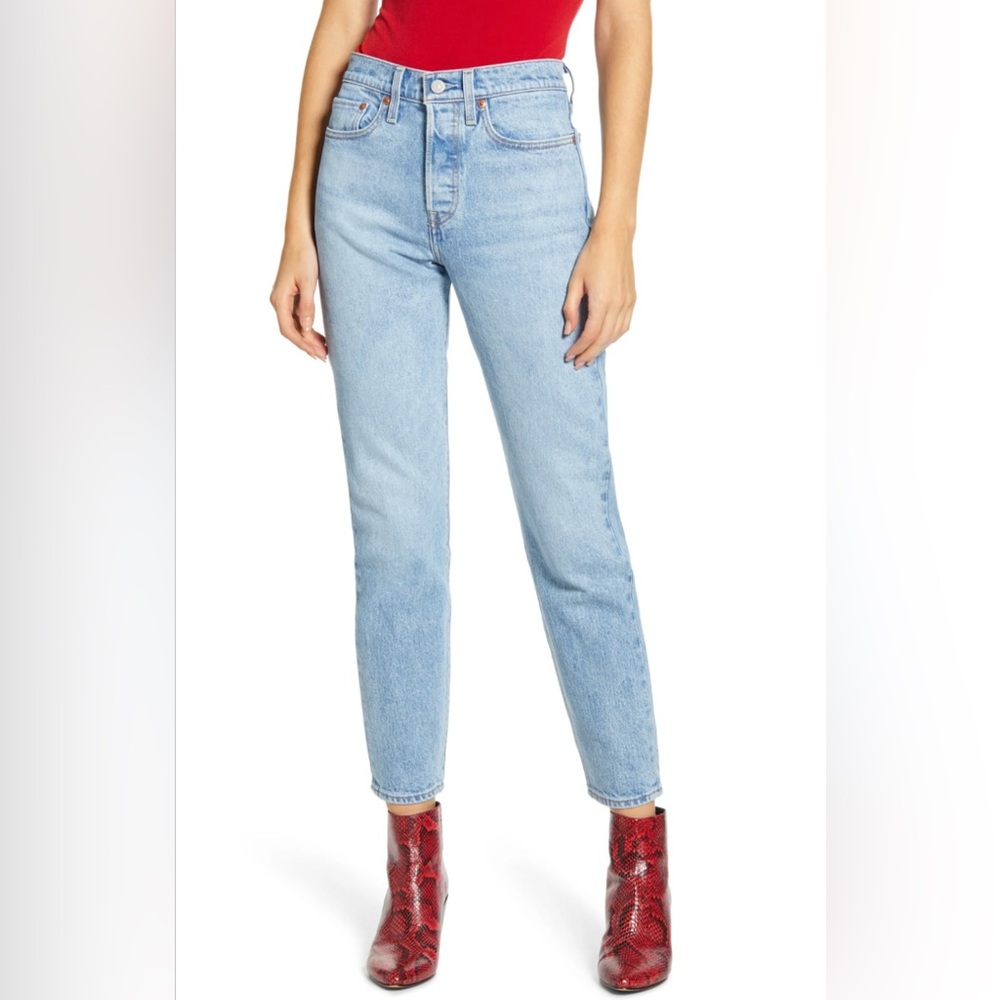 Levi Wedgie Light Wash Jean